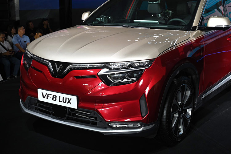 Trợ lý ảo VinFast trên VF8 Lux có thể chủ động tìm kiếm, ghép nối thông tin có sẵn trên mạng Internet để đưa ra những câu trả lời hoàn thiện, hợp ngữ cảnh và mang đến những bất ngờ thú vị cho người dùng. Đặc biệt, công nghệ AI tạo sinh giúp trợ lý ảo VinFast có thể tự học và liên tục cập nhật thông tin mới để ngày càng thông minh hơn theo thời gian.