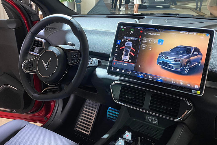 Khách hàng đặt cọc VF8 Lux trong tháng 7/2024 sẽ được miễn phí sạc pin tại các trạm sạc công cộng của V-GREEN trong vòng 2 năm, được cam kết mua lại xe với trị giá có thể lên tới 90% giá xe ban đầu, bên cạnh các ưu đãi chung như miễn phí gửi xe dưới 5 tiếng và ưu tiên chỗ đỗ tại các cơ sở của Vingroup. Các chủ xe VF8 hiện tại cũng sẽ được hỗ trợ đổi sang VF8 Lux với mức định giá xe cũ có thể lên tới 93% giá xe.