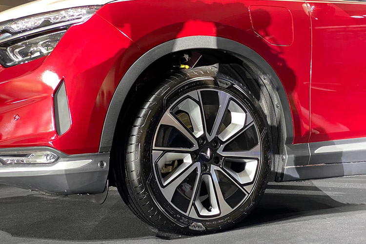 Trong đó phiên bản VF8 Lux được trang bị động cơ điện có công suất 350 mã lực, đi được quãng đường 471km/lần sạc đầy, trong khi phiên bản VF8 Lux Plus có sức mạnh lên tới 402 mã lực, đi được quãng đường 457km/lần sạc đầy.