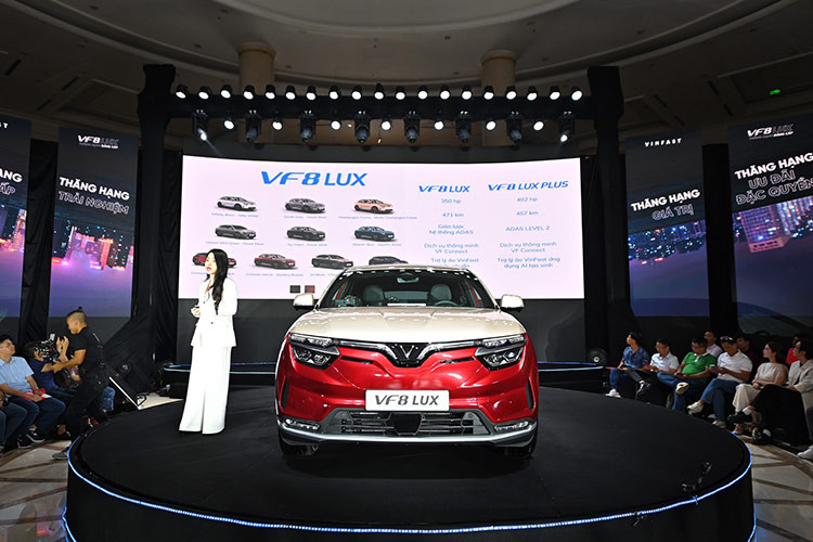 Với mong muốn hỗ trợ người dùng “Thăng hạng đẳng cấp”, VinFast cũng công bố áp dụng chính sách nâng cấp từ xe VF8 lên VF8 Lux với chi phí tối ưu và nhiều ưu đãi hấp dẫn cho các khách hàng đặt cọc sớm. Điểm vượt trội đầu tiên của VinFast VF8 Lux 2024 mới so với phiên bản hiện có là ấn tượng thị giác mạnh mẽ.