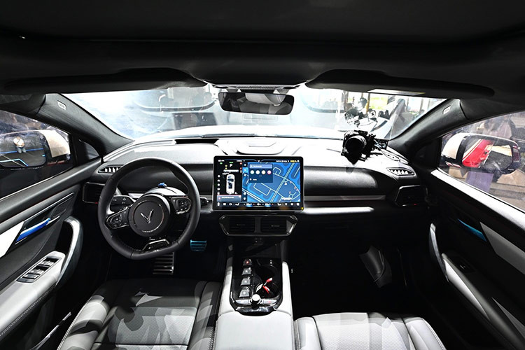 Hiện phiên bản Vinfast VF8 Lux Plus đã được trang bị sẵn trợ lý ảo VinFast tích hợp AI tạo sinh, trong khi phiên bản VF8 Lux sẽ được bổ sung tính năng này trong thời gian tới thông qua cập nhật phần mềm.