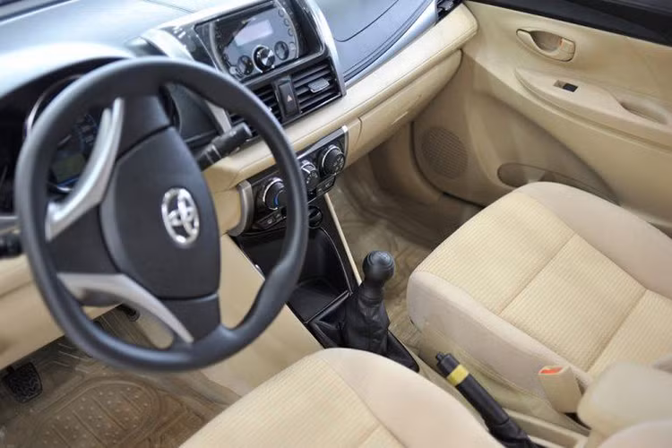 Hệ thống giải trí bao gồm đầu CD cùng các kết nối USB/AUX/Bluetooth... Sau thao tác kết nối với smartphone qua Bluetooth, hệ thống này hỗ trợ các tính năng cơ bản như phát nhạc và nhận cuộc gọi điện thoại. Chỉ có phiên bản Vios 1.5G được trang bị vô-lăng có cụm nút điều khiển âm thanh và dàn 6 loa, trong khi các phiên bản còn lại chỉ có 4 loa.