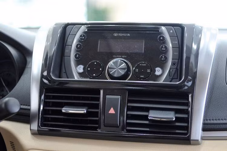 Những trang bị có sẵn khác của Toyota Vios tại Việt Nam cũng khá đầy đủ, bao gồm điều hòa chỉnh tay và cửa kính điện trung tâm với chức năng chống kẹt ở bên người lái... Nằm giữa hàng ghế trước là một hộc chứa đồ có thể tích vừa phải, đủ để chứa một số vật dụng cá nhân như điện thoại, hộp kính, máy ảnh, ví da...