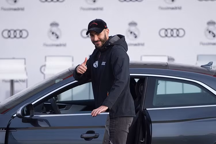 Được phép lựa chọn tự do từ loạt xe này với các phiên bản khác nhau, không ít hơn 14 cầu thủ đã chọn chiếc Audi Q7 khá phổ biến, trong đó có 3 người đã chọn phiên bản e-tron quattro dẫn động 4 bánh của chiếc Q7, còn riêng cầu thủ có tiền đạo Benzama lựa chọn chiếc SQ7 TDI.