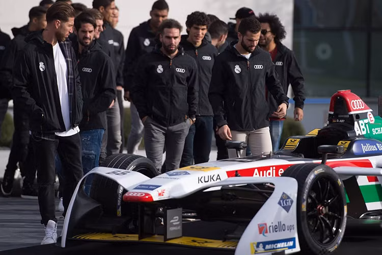 Trong sự kiện giao xe cho cầu thủ nói trên, một số cầu thủ của câu lạc bộ đình đám này cũng có cơ hội tham gia thử nghiệm ảo trong chiếc siêu xe Audi e-tron FE04, là chiếc xe đua của giải Formula E đã được hãng xe Đức ra mắt tại triển lãm mùa Hè ở Hong Kong ngày 2/3 năm nay.