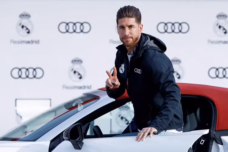 Trong khi đó, ngôi sao đội trưởng của đội bóng Hoàng gia là Sergio Ramos lựa chọn cho mình mẫu xe đắt tiền nhất. Đó là chiếc Audi R8 Spyder. Mẫu xe này có giá khoảng 200.000 bảng Anh (tương đương khoảng 6 tỷ đồng).