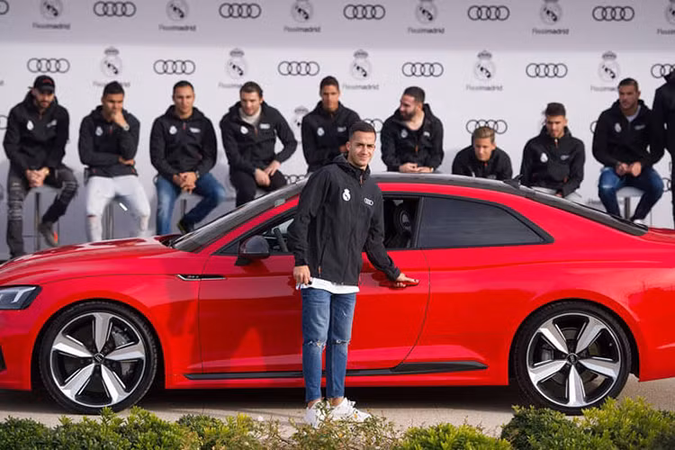 Huấn luyện viên Zinedine Zidane lựa chọn cho mình mẫu xe RS6, không hề kém cạnh khi so với mẫu RS7. Tuy nhiên, hình ảnh này không được ghi lại. Ngoài những chiếc Q7, một số cầu thủ lựa chọn các mẫu xe thể thao Audi, bốn người trong số này chọn mẫu xe hiệu suất RS6 Avant...