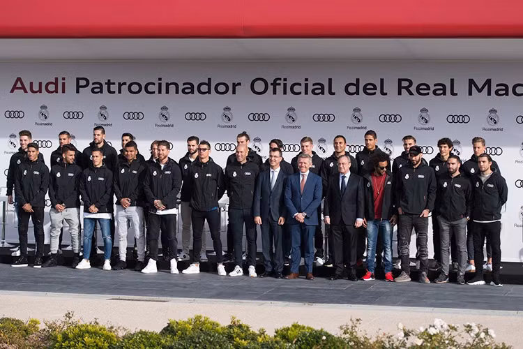 Đã trở thành truyền thống hàng năm, mới đây các cầu thủ tài năng của CLB Real Madrid lại vừa nhận một loạt xe mới từ nhà tài trợ Audi. Đây là chương trình thương niên mà hãng xe sang Audi phối hợp cùng đội bóng Hoàng gia Tây Ban Nha đi kèm một số điêu khoản trong quảng cáo.