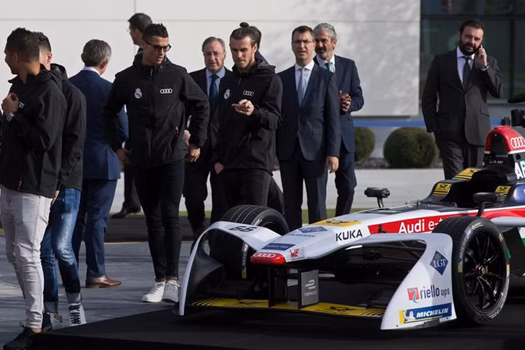 Điều thú vị là Audi chẳng những tài trợ xe cho Real Madrid mà còn tài trợ cho cả kỳ phùng địch thủ của Real Madrid là CLB Barcelona. Audi sẽ cung cấp xe cho các cầu thủ đi cả mùa giải, mặc dù trên thực tế thì những cầu thủ đội 1 của Real Madrid hay Barcelona đều là triệu phú sở hữu cả dàn siêu xe "hàng khủng" và dĩ nhiên đều có xe riêng.