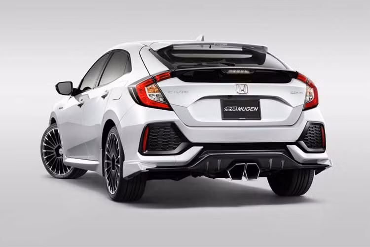 Trong khi đó, phía sau của chiếc xe hatchback nhà Honda sẽ có thêm cánh đuôi, cánh khuếch tán dưới cản sau và chụp ống xả kép hình lục giác. 