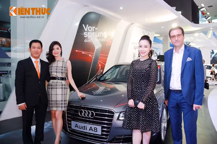 Nghệ sĩ múa Linh Nga cũng xuất hiện tại gian hàng Audi, được biết cô là đại sứ thương hiệu Audi A8L.
