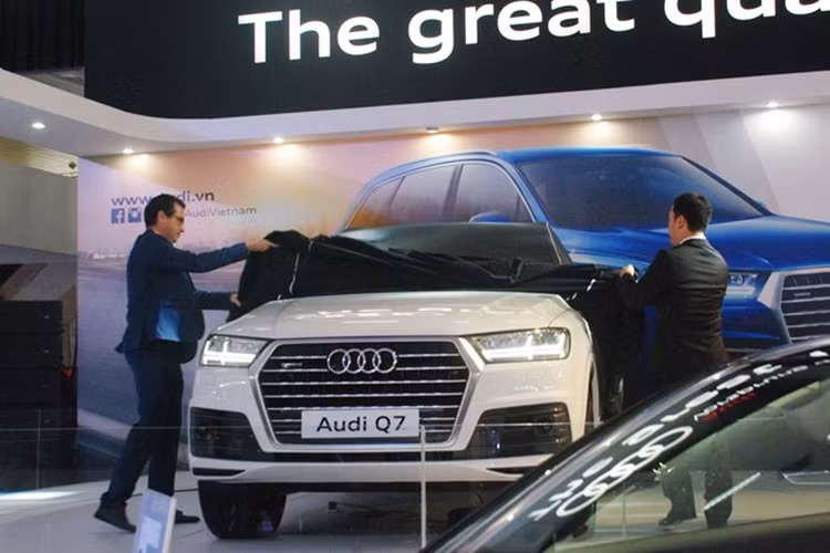 Cũng tại triễn lãm VMIS 2015 lần này, Audi việt Nam đã chính thức vén màn giới thiệu đến người tiêu dùng hai ngôi sao sáng nhất của mình xuất hiện lần đầu tiên tại thị trường Việt là Audi Q3 và Q7 mới.