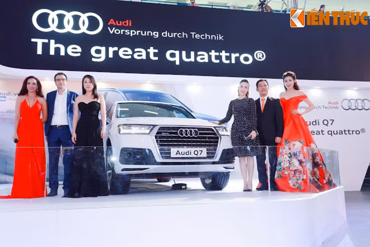 Tại gian hàng Audi trong VIMS 2015 lần này, hai cựu người mẫu Thúy Hằng – Thúy Hạnh cũng đã xuất hiện. Họ cùng với dàn sao và xe của Audi Việt Nam tạo ra một ngày khai mạc cực kỳ ấn tượng cho hàng loạt khách tham quan.