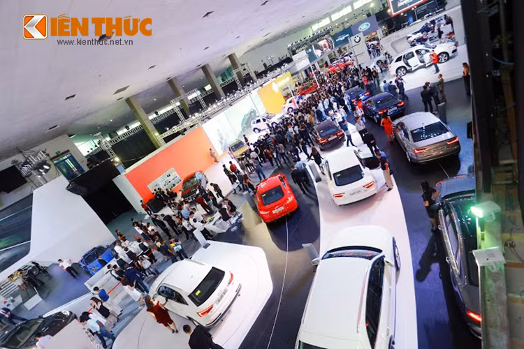 Với gian hàng hoành tráng, được thiết kế đúng theo chuẩn của Audi AG. Tại gian hàng của Audi Việt Nam, các mẫu xe mowis nhất được xắp xếp theo trình tự của từng phân khúc xe khiến cho khách hàng thăm quan dễ dàng quan sát và đánh giá.