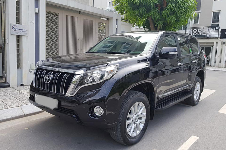 Chiếc xe Toyota Land Cruiser Prado TXL 2016 được chào bán từ một đại lý ôtô đã qua sử dụng tại Hà Nội. Chiếc xe này còn khá mới, tình trạng nội ngoại thất còn khá nguyên bản. Phiên bản này được xem liền kề trước phiên bản nâng cấp vừa ra mắt cuối năm 2017 vừa qua.