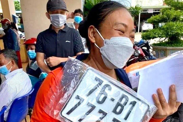 Theo tìm hiểu được biết, chiếc xe máy Honda Future mới mang biển kiểm soát 76-B1 777.77 này thuộc sở hữu của chị Nguyễn Thị Lệ Thủy (40 tuổi) ở xã Tịnh Thiện, TP Quảng Ngãi, tỉnh Quảng Ngãi. Đây là chiếc xe máy chị Thủy mua cho con gái đi học.