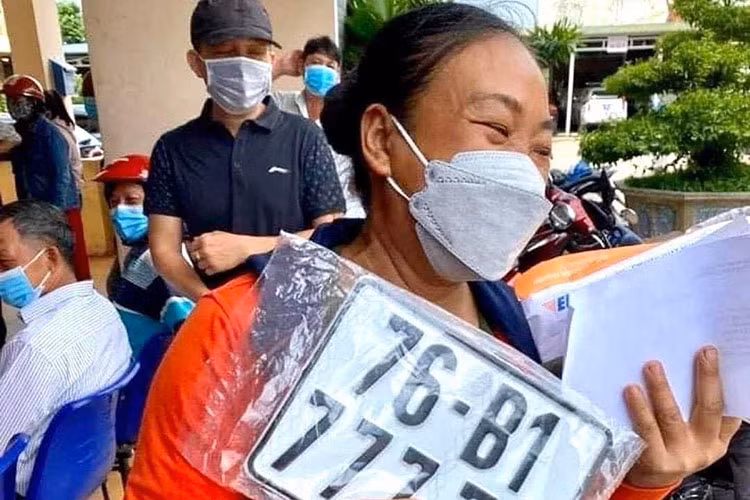 Theo tìm hiểu được biết, chiếc xe máy Honda Future mới mang biển kiểm soát 76-B1 777.77 này thuộc sở hữu của chị Nguyễn Thị Lệ Thủy (40 tuổi) ở xã Tịnh Thiện, TP Quảng Ngãi, tỉnh Quảng Ngãi. Đây là chiếc xe máy chị Thủy mua cho con gái đi học.