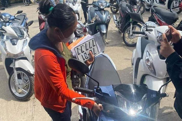 Lúc đầu khi bấm được biển số ngũ quý 7, chính chị Thủy cũng không biết là nó sẽ giúp chiếc xe máy Honda Future tăng giá trị, chỉ nghĩ đó một tấm biển số đẹp cho đến khi có người trả 100 triệu đồng cùng với việc mua lại cho một chiếc xe mới, chị mới nhận ra mình đã gặp may.