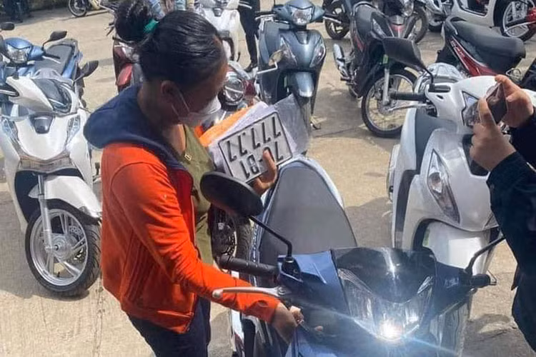 Lúc đầu khi bấm được biển số ngũ quý 7, chính chị Thủy cũng không biết là nó sẽ giúp chiếc xe máy Honda Future tăng giá trị, chỉ nghĩ đó một tấm biển số đẹp cho đến khi có người trả 100 triệu đồng cùng với việc mua lại cho một chiếc xe mới, chị mới nhận ra mình đã gặp may.