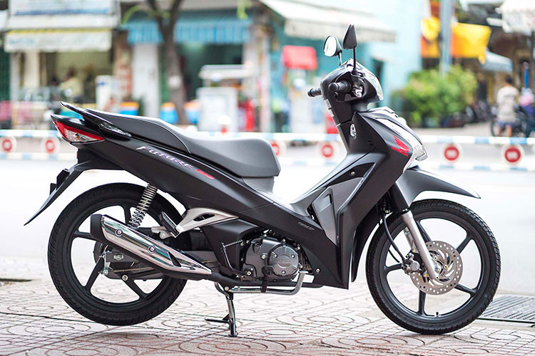 Mẫu xe máy Honda Future 125 FI thế hệ mới ra mắt tại Việt Nam vào cuối năm ngoái. Xe được tích hợp nhiều tiện ích hữu dụng như hệ thống đèn chiếu sáng phía trước có tính năng luôn sáng khi xe vận hành để hạn chế các trường hợp quên bật đèn pha khi đi trong điều kiện ánh sáng không đảm bảo.