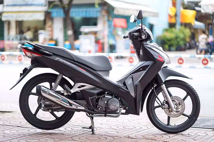 Mẫu xe máy Honda Future 125 FI thế hệ mới ra mắt tại Việt Nam vào cuối năm ngoái. Xe được tích hợp nhiều tiện ích hữu dụng như hệ thống đèn chiếu sáng phía trước có tính năng luôn sáng khi xe vận hành để hạn chế các trường hợp quên bật đèn pha khi đi trong điều kiện ánh sáng không đảm bảo.