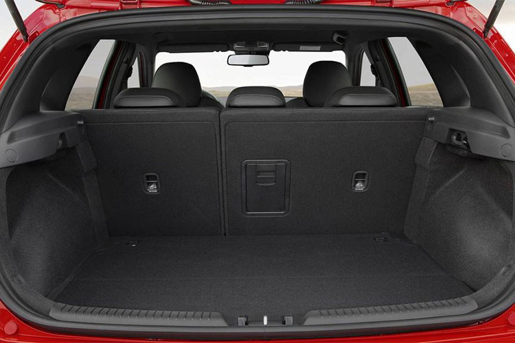 Mẫu xe Hyundai i30 N-Line phiên bản mới này cũng vẫn sẽ sử dụng các tùy chọn động cơ thông thường, bao gồm động cơ xăng T-GDI 1,4 lít sản sinh 138 mã lực và mức mô-mem xoắc cực đại đạt 242 Nm.