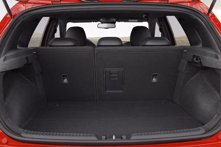 Mẫu xe Hyundai i30 N-Line phiên bản mới này cũng vẫn sẽ sử dụng các tùy chọn động cơ thông thường, bao gồm động cơ xăng T-GDI 1,4 lít sản sinh 138 mã lực và mức mô-mem xoắc cực đại đạt 242 Nm.