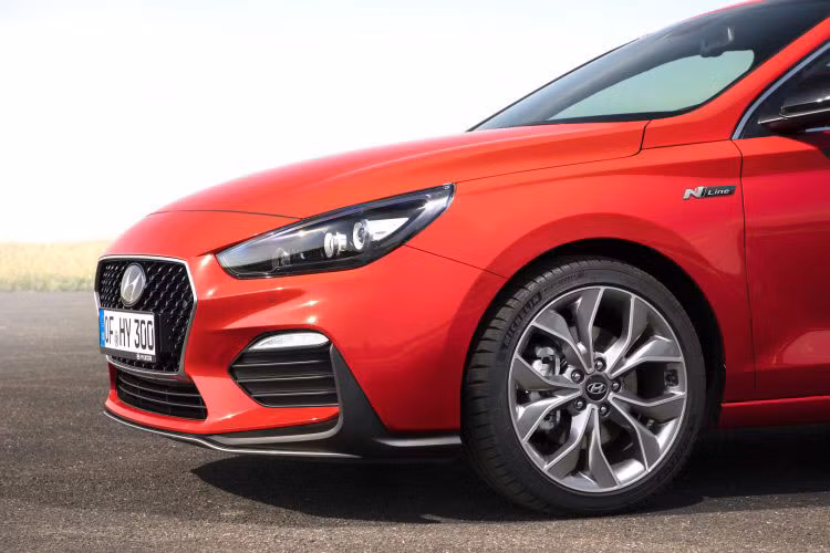 Hyundai i30 N Line vẫn sở hữu kích thước dài, rộng, cao lần lượt là 4.340 x 1.795 x 1.455 mm và trục cơ sở 2.650 mm. Cụm lưới tản nhiệt hình lục giác có họa tiết tổ ong, hệ thống đèn chiếu sáng dạng led hiện đại...