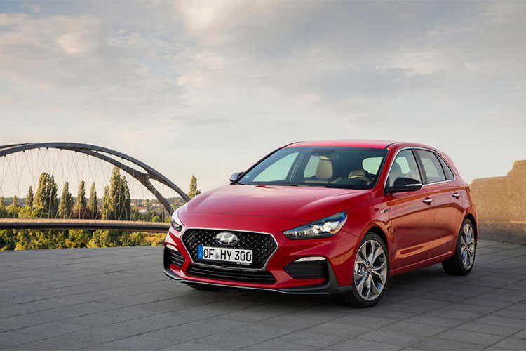 Từ ngoại hình tới nội thất, chiếc Hyundai i30 N Line mới này chẳng khác gì người anh em hiệu suất cao i30 N, chỉ khác biệt duy nhất cỗ máy thể thao. Đây là cách mà hãng xe hơi Hàn Quốc làm tương tự như các hãng xe sang Đức với Audi có S-Line, BMW có M-Performance...