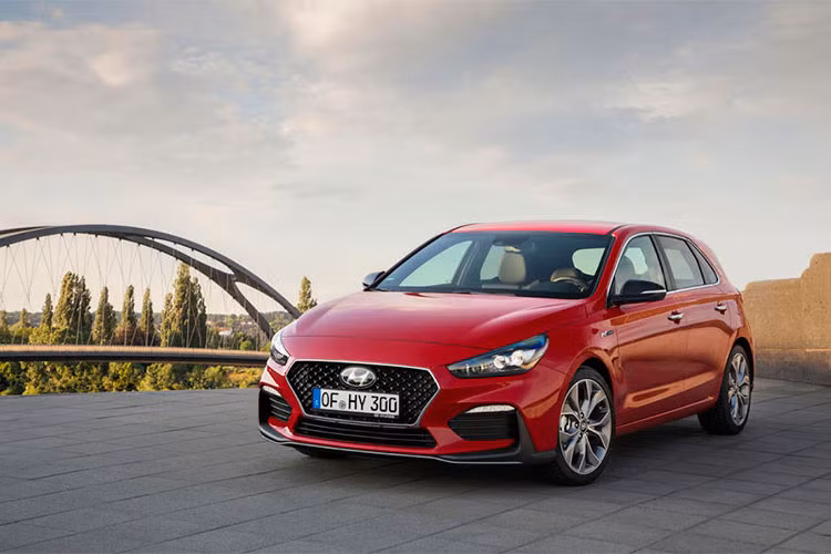 Từ ngoại hình tới nội thất, chiếc Hyundai i30 N Line mới này chẳng khác gì người anh em hiệu suất cao i30 N, chỉ khác biệt duy nhất cỗ máy thể thao. Đây là cách mà hãng xe hơi Hàn Quốc làm tương tự như các hãng xe sang Đức với Audi có S-Line, BMW có M-Performance...