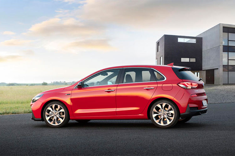 Theo đó, các mẫu xe Hyundai gắn mác N-Line sẽ sở hữu ngoại hình thể thao nhưng không có sự nâng cấp nào về động cơ. Từ ngoại hình tới nội thất, chiếc i30 N Line đều phảng phất phong thái thể thao của chiếc xe hiệu suất cao cùng nhà, nhưng vẫn giữ lại tính năng vận hành êm ái, tiết kiệm trên các phiên bản i30 thường.