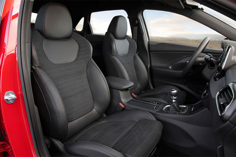 Hệ thống giải trí của xe cũng được trang bị một màn hình cảm ứng 8 inch tương thích Android Auto/Apple Car Play được bổ sung các phím chức năng khác cho phép hiển thị chế độ lái và các thông số động cơ...