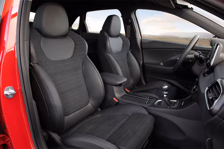 Hệ thống giải trí của xe cũng được trang bị một màn hình cảm ứng 8 inch tương thích Android Auto/Apple Car Play được bổ sung các phím chức năng khác cho phép hiển thị chế độ lái và các thông số động cơ...