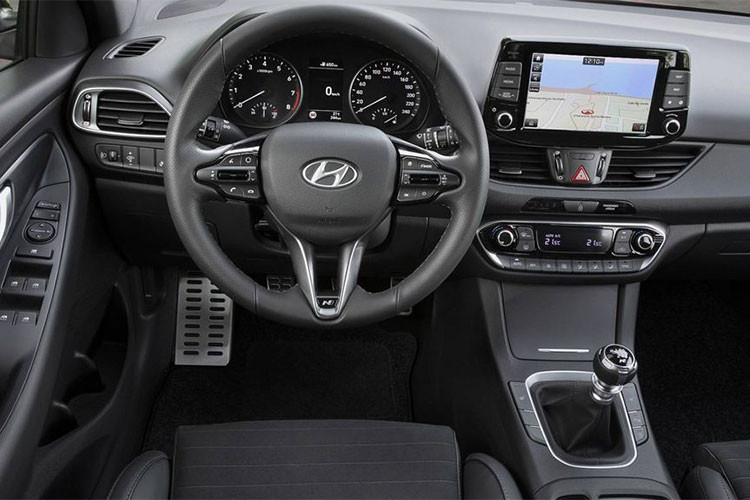 Nội thất của xe cũng sẽ thể thao hơn với các chi tiết khác biệt như ghế ngồi thể thao với 2 tùy chọn bọc vải hoặc da, cùng với các đường khâu tương phản, các chi tiết trên bản tap-lô và vị trí quanh cần số được trang trí bằng kim loại và các chi tiết giả carbon. Tay lái có đáy phẳng kết hợp cùng với lẫy chuyển số tay.