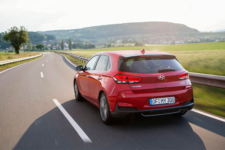 Với động cơ diesel CRDi 1,6 lít, mẫu xe này chỉ được hãng xe Hàn Quốc trang bị sức mạnh 108 mã lực. Ngoài ra, i30 phiên bản thể thao cũng sở hữu hệ thống treo được hạ thấp, giúp mẫu xe ổn định hơn ở tốc độ cao.