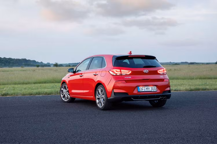Ở thân và đuôi xe i30 sẽ vẫn được hãng xe ôtô Hyundai giữ lại các đường gân dập nổi, bộ la-zăng có kích thước lớn lên tới 18 inch, hệ thống ống xả kép được đặt lệch cá tính. Ngoài ra, dải đèn ban ngày được đặt mép trên hốc lấy gió, tương tự "người anh em" Elantra Sport.