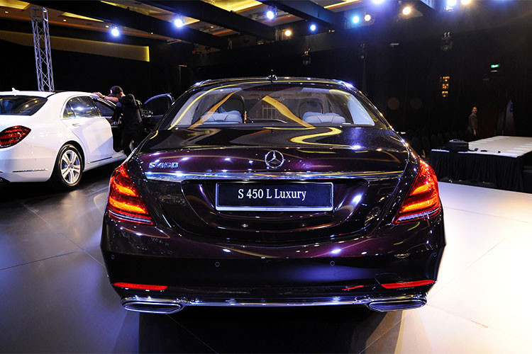 Lưới tản nhiệt trên S-Class mới là dạng 3 nan kép thay cho 4 nan đơn như trước đây, đi kèm với các sọc đứng màu đen bóng. Cản trước của xe được thiết kế liền khối với điểm nhấn là thanh chrome cỡ lớn nằm ngang. Cả hai phiên bản S 450 L và S 450 L Luxury đều sở hữu mâm xe mới, loại 5 chấu kép 18 inch hoặc 5 chấu kép cách điệu với 2 màu tương phản 19 inch.