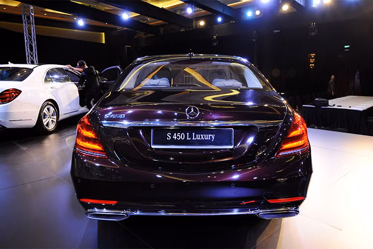 Lưới tản nhiệt trên S-Class mới là dạng 3 nan kép thay cho 4 nan đơn như trước đây, đi kèm với các sọc đứng màu đen bóng. Cản trước của xe được thiết kế liền khối với điểm nhấn là thanh chrome cỡ lớn nằm ngang. Cả hai phiên bản S 450 L và S 450 L Luxury đều sở hữu mâm xe mới, loại 5 chấu kép 18 inch hoặc 5 chấu kép cách điệu với 2 màu tương phản 19 inch.