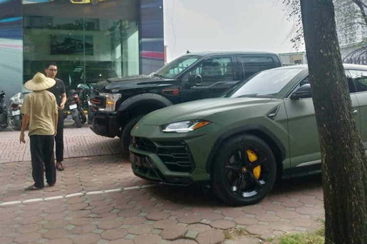Mới đây, hhình ảnh chiếc siêu SUV Lamborghini Urus mang ngoại thất màu xanh quân đội xuất hiện ở một công ty nhập khẩu xe sang tại Hà Nội đã khiến không ít những người đam mê xe tại Việt Nam bất ngờ. Trước đó, cả 3 chiếc Lamborghini Urus về Việt Nam đều không có xe nào mang bộ áo độc đáo này.