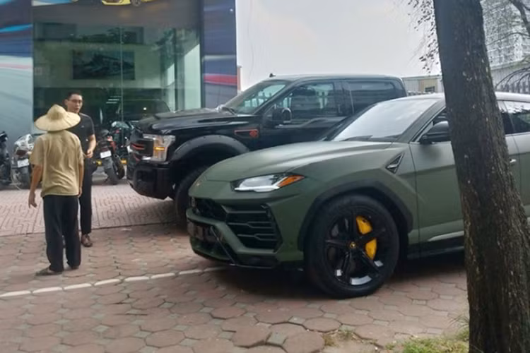 Mới đây, hhình ảnh chiếc siêu SUV Lamborghini Urus mang ngoại thất màu xanh quân đội xuất hiện ở một công ty nhập khẩu xe sang tại Hà Nội đã khiến không ít những người đam mê xe tại Việt Nam bất ngờ. Trước đó, cả 3 chiếc Lamborghini Urus về Việt Nam đều không có xe nào mang bộ áo độc đáo này.