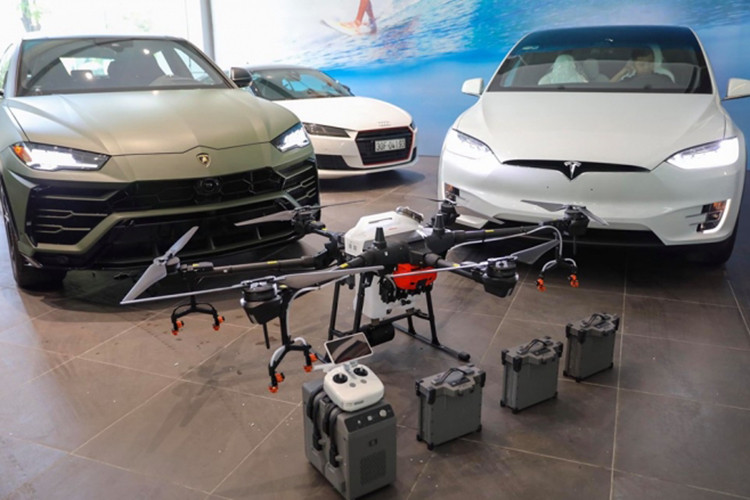 Rất dễ đoán ra chiếc siêu SUV màu xanh quân đội này chính là Lamborghini Urus thứ 3 tại Việt Nam nguyên bản có màu sơn vàng rất nổi bật. Lý do cho việc đổi màu sơn chiếc Lamborghini Urus từ màu vàng sang màu xanh quân đội được cho bắt nguồn từ yêu cầu của ông Đặng Lê Nguyên Vũ, chủ nhân của chiếc Urus thứ 3 tại Việt Nam.