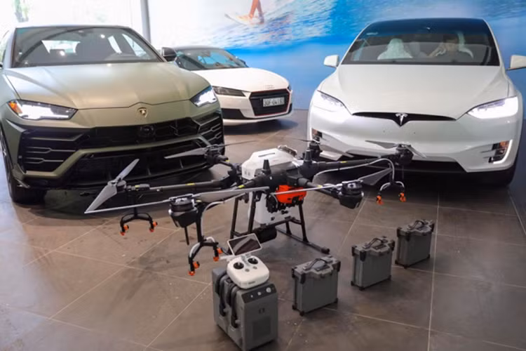 Rất dễ đoán ra chiếc siêu SUV màu xanh quân đội này chính là Lamborghini Urus thứ 3 tại Việt Nam nguyên bản có màu sơn vàng rất nổi bật. Lý do cho việc đổi màu sơn chiếc Lamborghini Urus từ màu vàng sang màu xanh quân đội được cho bắt nguồn từ yêu cầu của ông Đặng Lê Nguyên Vũ, chủ nhân của chiếc Urus thứ 3 tại Việt Nam.