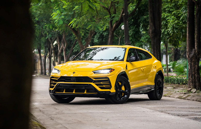 Giá xe Lamborghini Urus này từng được rao bán với mức giá 21,69 tỷ đồng đến 22,16 tỷ đồng, rẻ hơn giá lăn bánh của bộ đôi Urus chính hãng tại Việt Nam. Mức giá khởi điểm của Lamborghini Urus tại thị trường nước ngoài khoảng 172.000 Euro (tương đương 4,6 tỷ đồng).