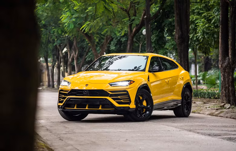 Giá xe Lamborghini Urus này từng được rao bán với mức giá 21,69 tỷ đồng đến 22,16 tỷ đồng, rẻ hơn giá lăn bánh của bộ đôi Urus chính hãng tại Việt Nam. Mức giá khởi điểm của Lamborghini Urus tại thị trường nước ngoài khoảng 172.000 Euro (tương đương 4,6 tỷ đồng).