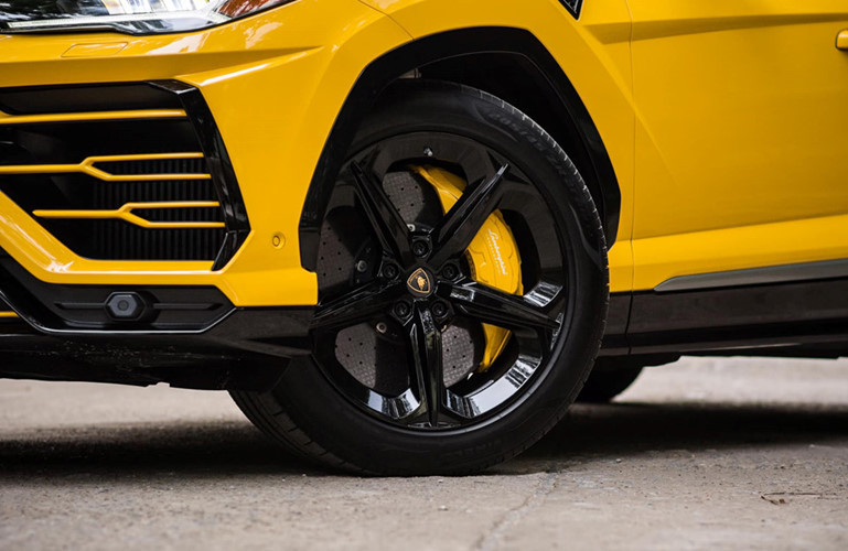 Ngoài bộ áo xanh quân đội mới đổi, chiếc siêu SUV Lamborghini Urus thứ 3 tại Việt Nam vẫn sở hữu bộ mâm 5 chấu đơn sơn màu đen bóng đi kèm cùm phanh màu vàng từ lúc xe còn màu sơn nguyên bản khi về đại lý.
