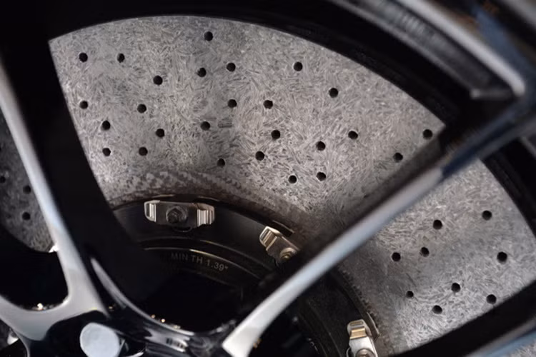 Ford GT còn được trang bị hệ thống phanh carbon ceramic để tối ưu hóa khả năng phanh ở tốc độ cao và giảm mài mòn của đĩa/má phanh khi chạy trong đường đua. 