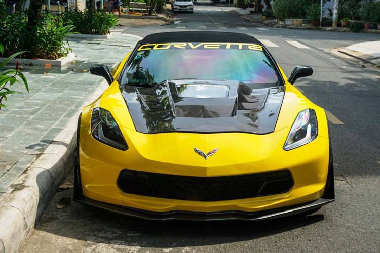 Mức giá xe Chevrolet Corvette C7 Z06 Convertible mui trần đã qua sử dụng được đưa ra là 198.000 USD (tương đương 4,59 tỷ đồng). Chủ xe muốn nhắn nhủ với những ai muốn mua xe của mình là xin đừng ép giá nữa, vì đã lỗ khá nhiều khi đưa ra mức giá bán này.