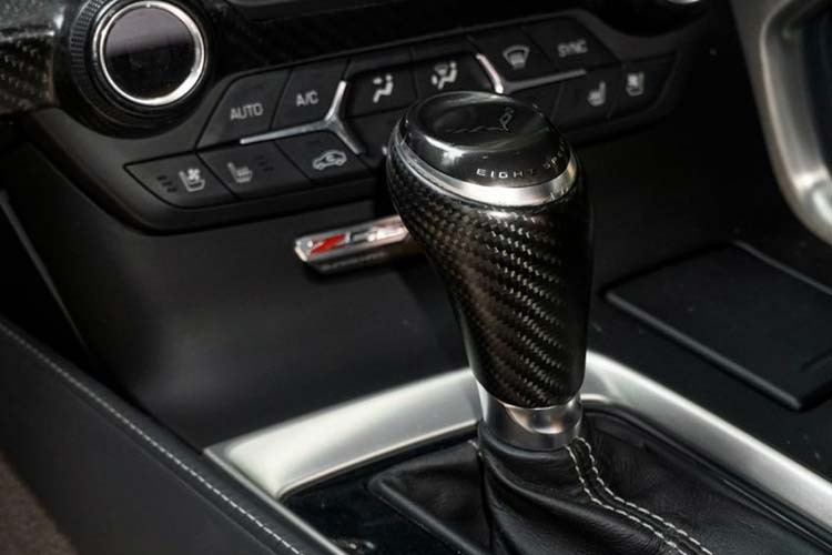 Mẫu xe thể thao mui trần Chevrolet Corvette C7 Z06 Convertible này được trang bị khối động cơ LT4, V8, siêu nạp, dung tích 6.2 lít, "bơm" ra công suất tối đa 650 mã lực tại vòng tua máy 6.400 vòng/phút và mô-men xoắn cực đại 880 Nm tại vòng tua máy 3.600 vòng/phút.