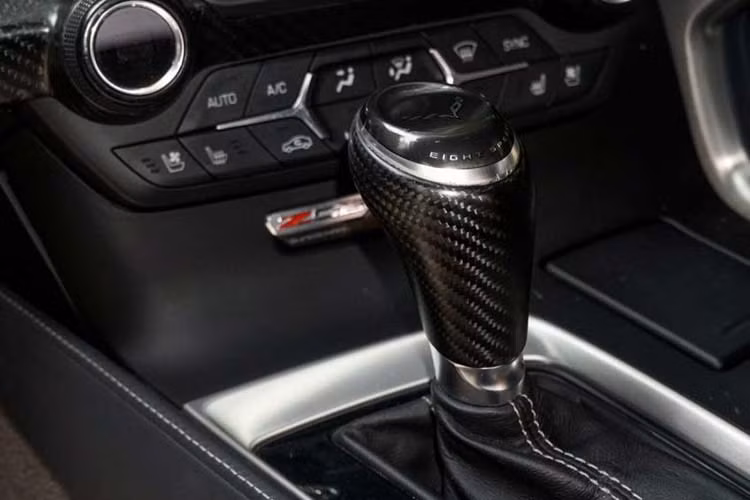 Mẫu xe thể thao mui trần Chevrolet Corvette C7 Z06 Convertible này được trang bị khối động cơ LT4, V8, siêu nạp, dung tích 6.2 lít, "bơm" ra công suất tối đa 650 mã lực tại vòng tua máy 6.400 vòng/phút và mô-men xoắn cực đại 880 Nm tại vòng tua máy 3.600 vòng/phút.