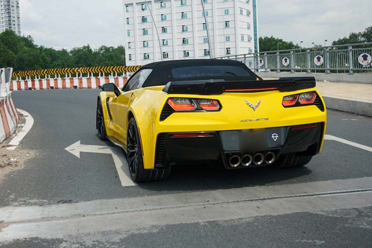 "Trái tim" trên Chevrolet Corvette C7 Z06 Convertible khi được trang bị hộp số sàn 7 cấp sẽ mất khoảng 3,2 giây để tăng tốc lên 100 km/h từ vị trí xuất phát. Còn với hộp số tự động 7 cấp, xe mất khoảng thời gian 3 giây để tăng tốc 0-100 km/h. Tốc độ tối đa 298 km/h.